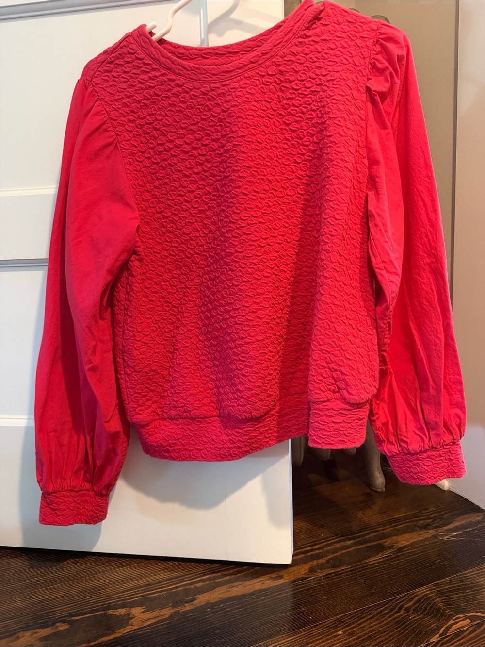 Women’s Textured Puff-Sleeve Long Sleeve Tee in Hot Pink